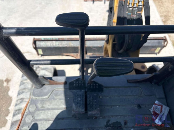 2021-caterpillar-304e2-mini-excavator-image-9