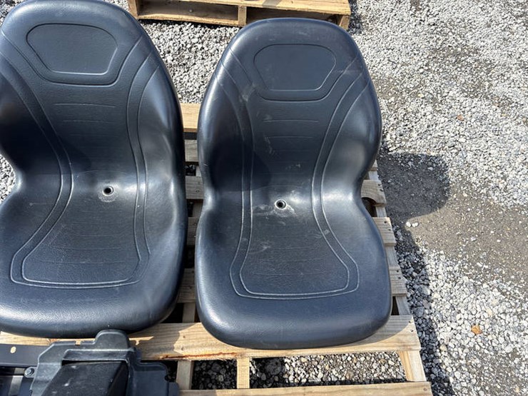 #113254-•-seats-for-2016-825-gator-w/bracket-image-3