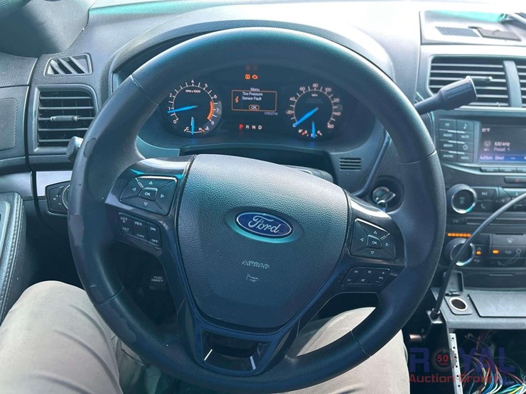 2016-ford-explorer-image-13