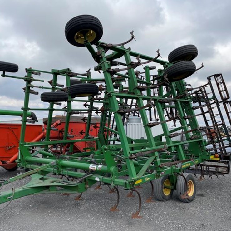JOHN DEERE 2210