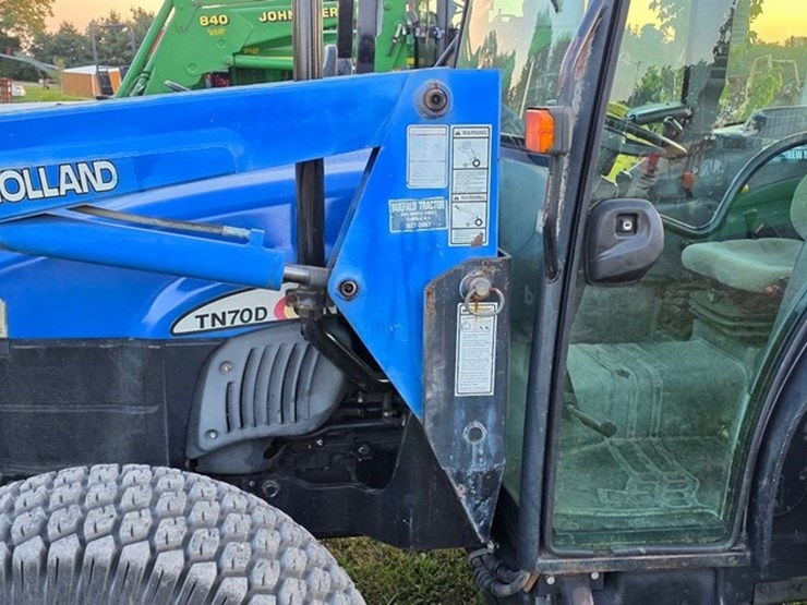 new-holland-tn70d-image-30