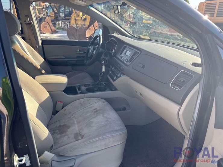 2015-kia-sedona-image-24