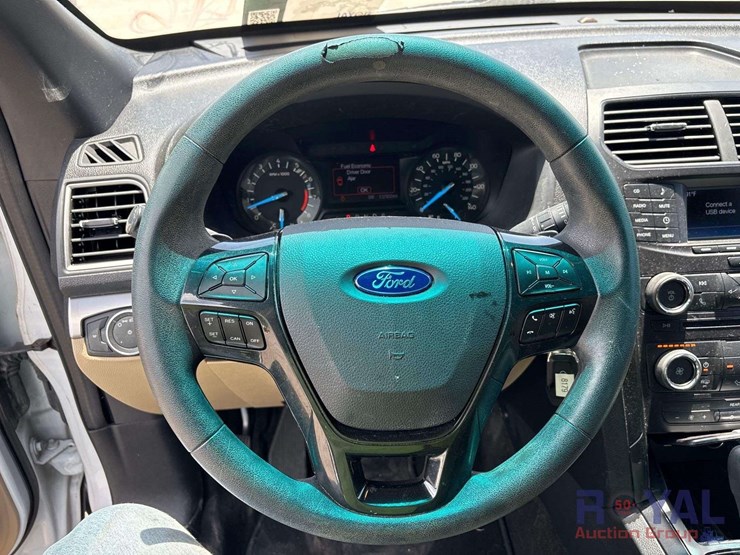 2017-ford-explorer-image-13