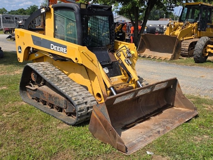 2007-deere-ct332-image-1