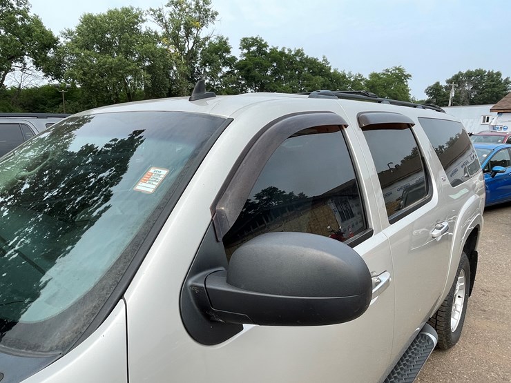 2008-chevrolet-suburban-image-16