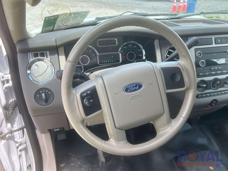 2013-ford-expedition-xlt-image-15