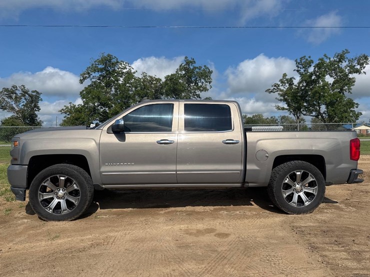 2017-chevrolet-silverado-image-1