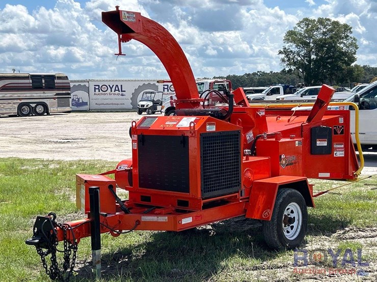 2018-e-z-beever-m12r-towable-brush-chipper-image-1
