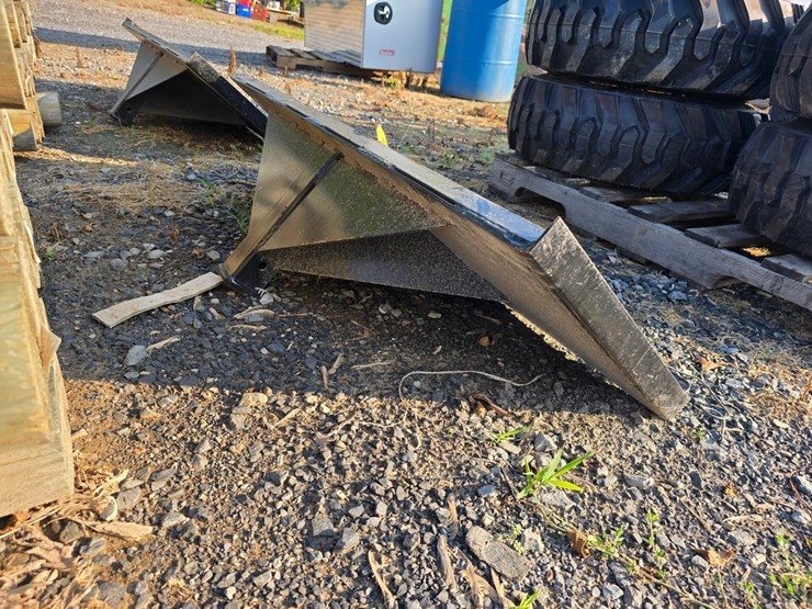 new-kivel-skidloader-hitch-image-2