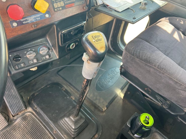 1996-peterbilt-379-image-29