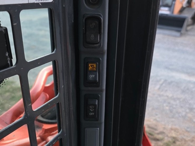 2016-kubota-ssv75-image-48