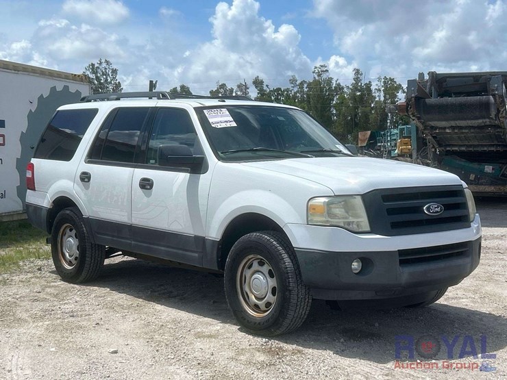 2013-ford-expedition-xlt-image-2