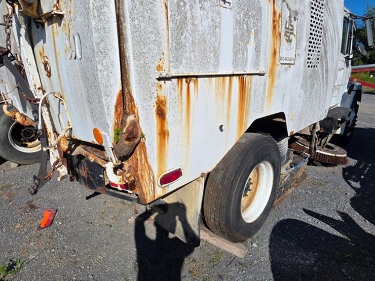 2002-freightliner-fl70-image-14