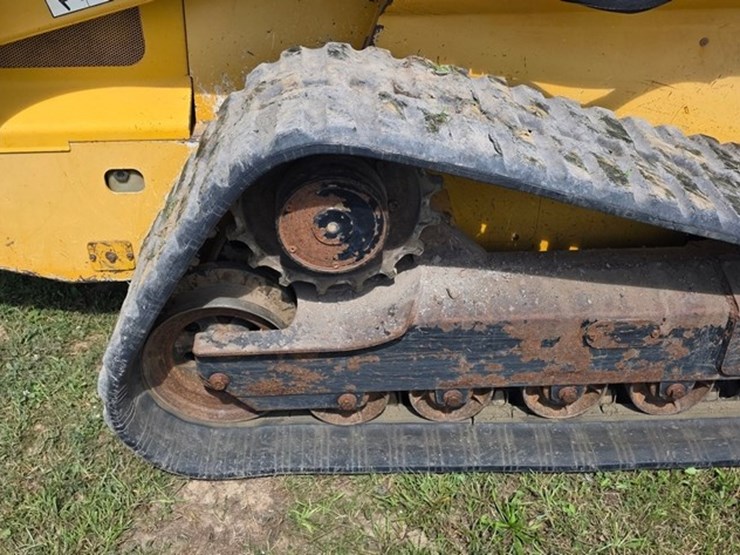 2007-deere-ct332-image-11