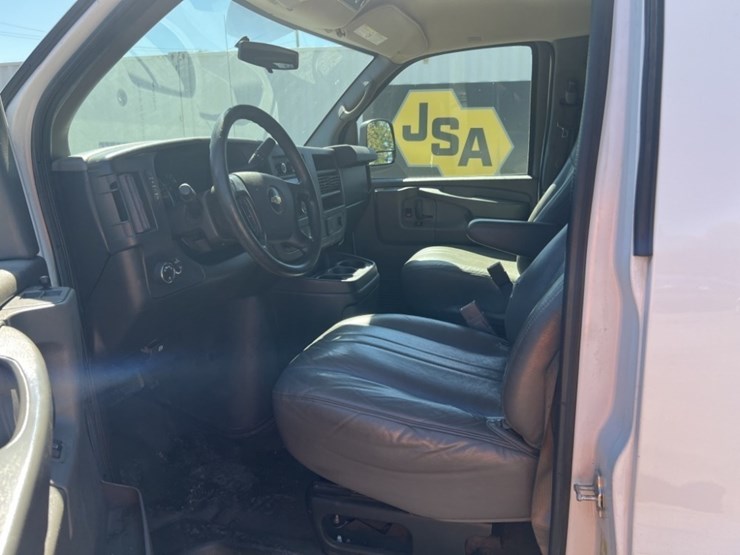 2015-chevrolet-express-3500-image-11