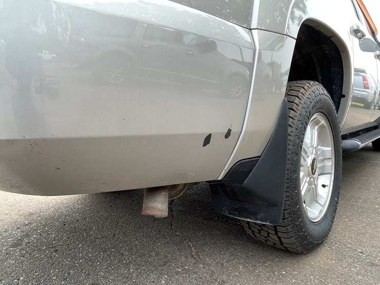 2008-chevrolet-suburban-image-32