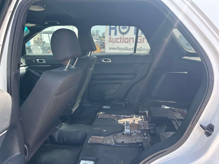 2016-ford-explorer-image-13