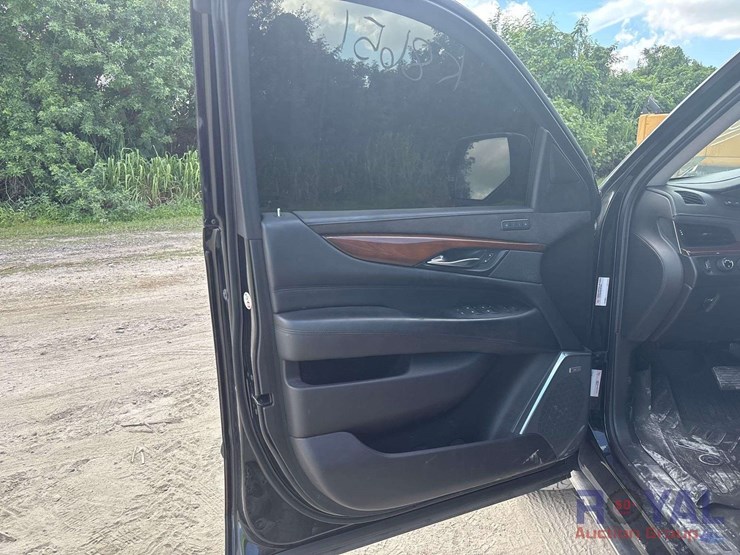 2020-cadillac-escalade-image-10