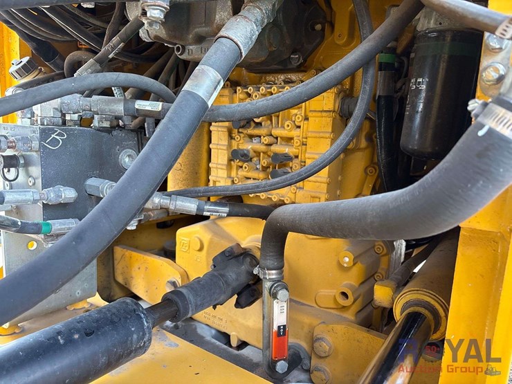 2018-deere-524k-image-17