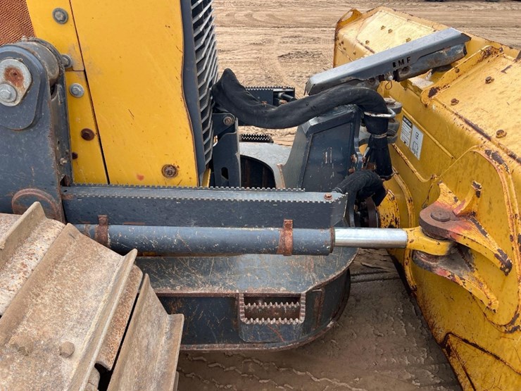 2020-deere-700k-lgp-image-22