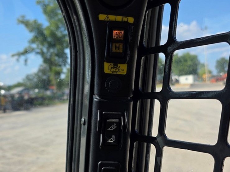 2023-bobcat-t770-image-60