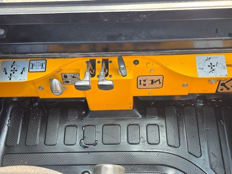 2021-jcb-1cxt-image-47