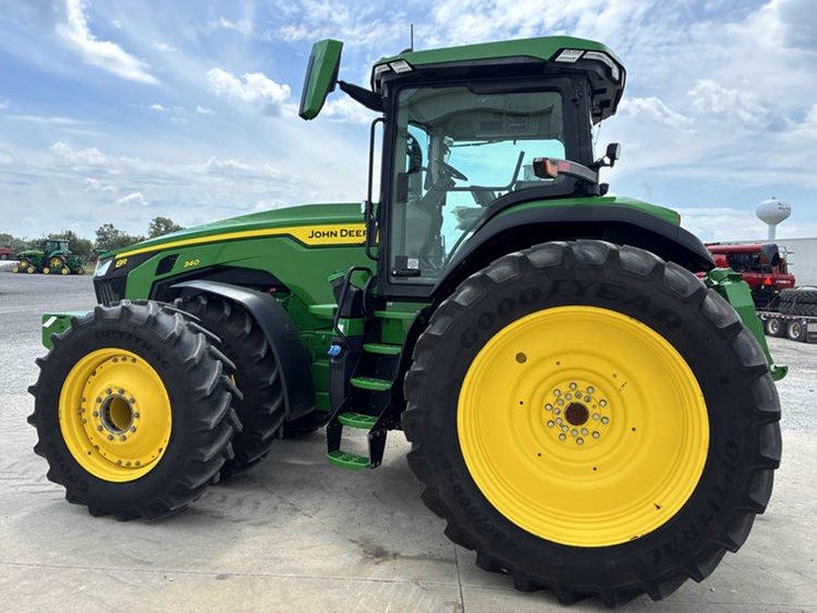 2023-john-deere-8r-340-image-7