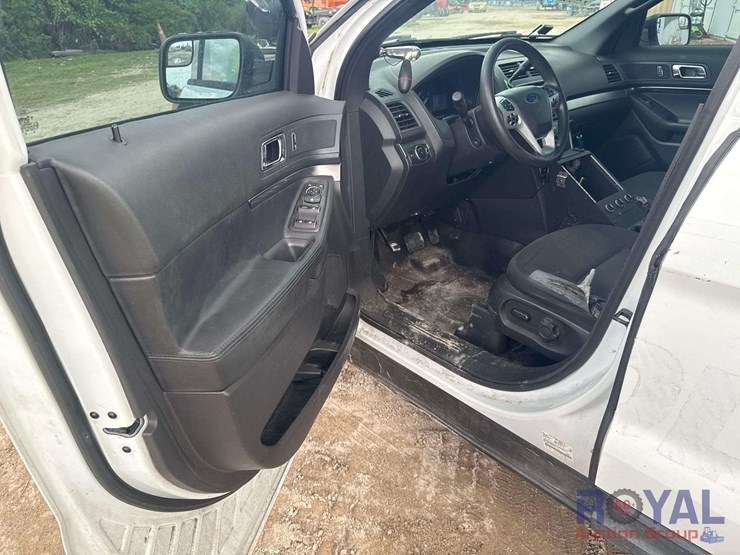 2015-ford-explorer-image-11