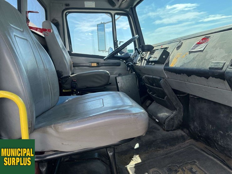 2000-freightliner-fl80-image-13