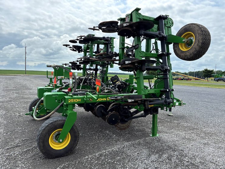 2023-john-deere-2510h-image-5