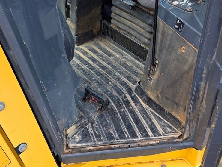 2014-deere-700k-lgp-image-64