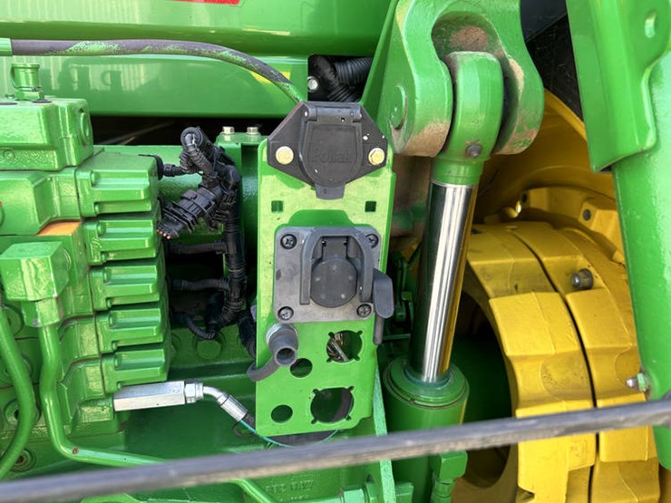 2012-john-deere-8285r-image-30