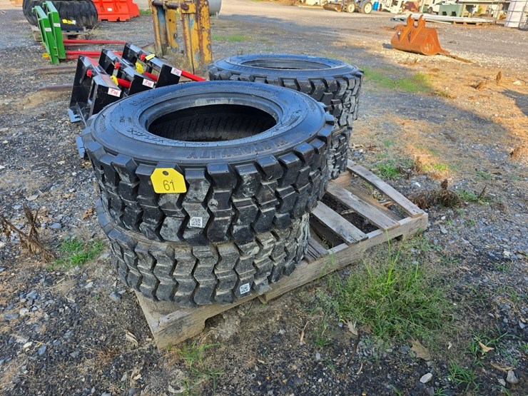 new-4-10-16.5-forerunner-skidloader-tires-image-1
