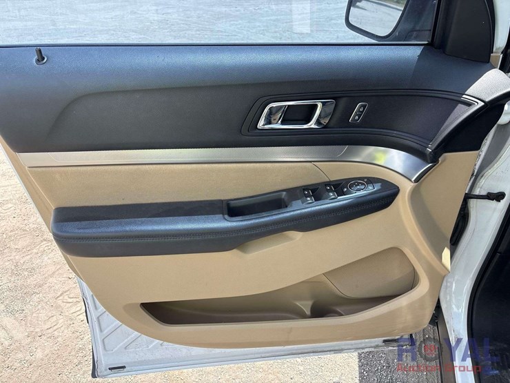 2017-ford-explorer-image-12