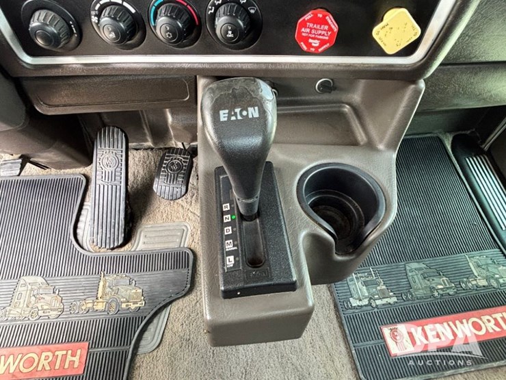 2014-kenworth-w900-image-95