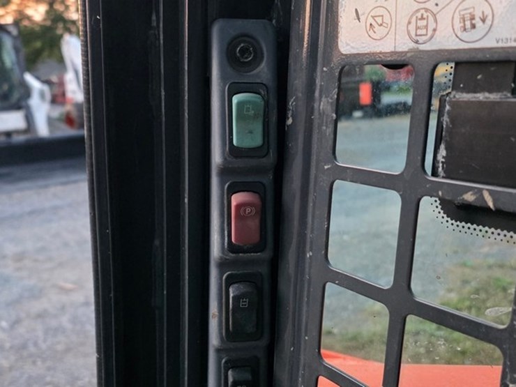 2016-kubota-ssv75-image-50