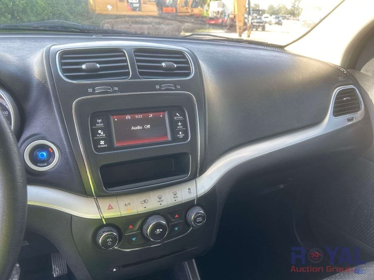 2013-dodge-journey-sxt-image-16