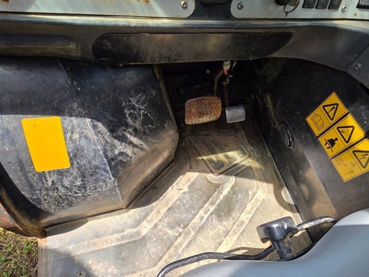 2011-jcb-515-40-image-42
