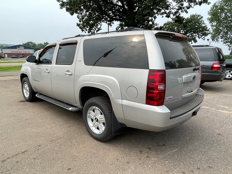 2008-chevrolet-suburban-image-7
