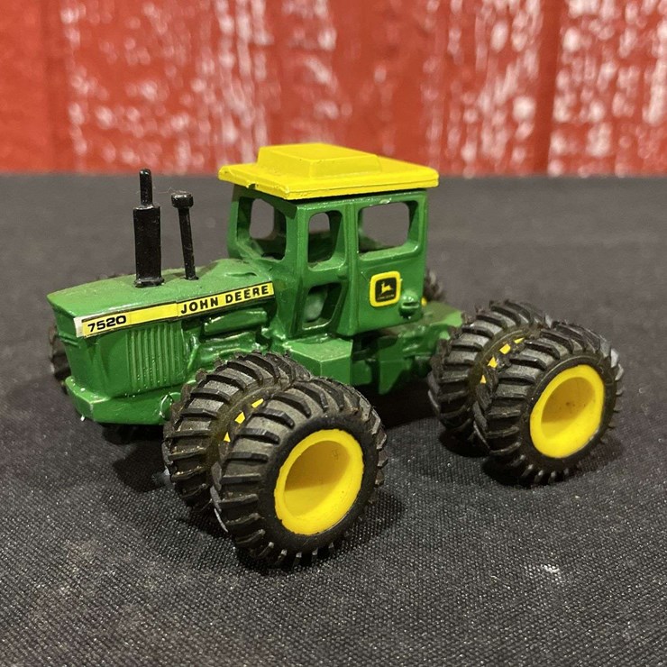JOHN DEERE 7520