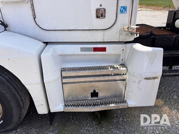 1996-peterbilt-377-image-21