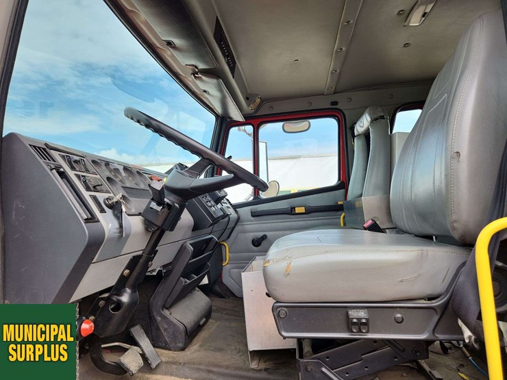 1996-freightliner-fl80-image-15