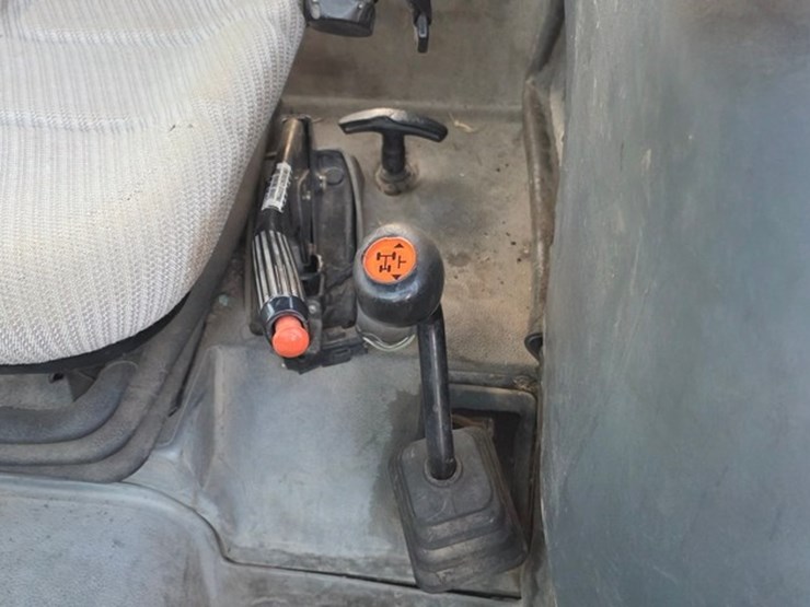 new-holland-tn70d-image-54