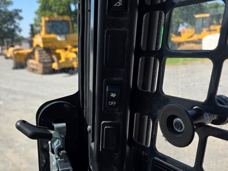 2023-bobcat-t770-image-61