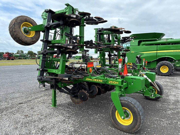 2023-john-deere-2510h-image-8