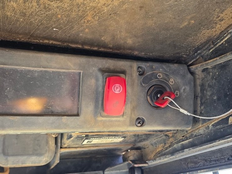 2007-deere-ct332-image-46