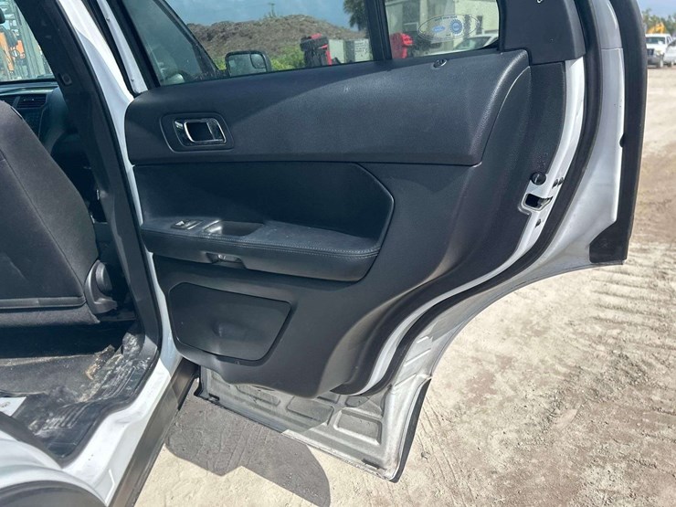 2016-ford-explorer-image-15