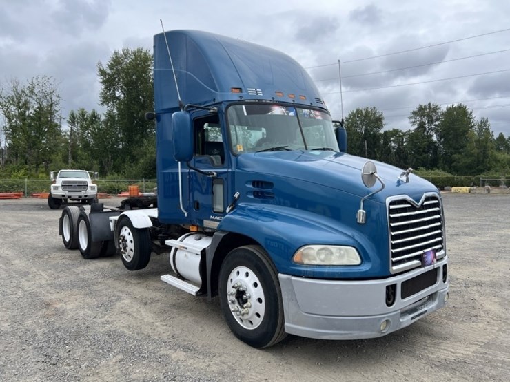 2010-mack-cxu613-tri-axle-truck-tractor-image-2