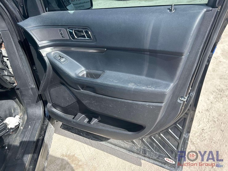 2016-ford-explorer-image-21