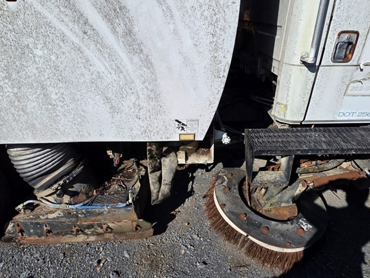 2002-freightliner-fl70-image-10